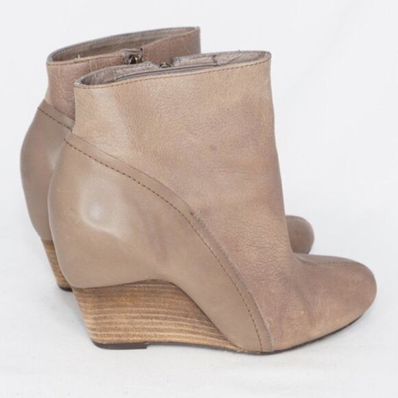 VinceĀ CamutoāBeige/Taupe Hillari Wedge Heel Booties, Sizeā37.5 /7 - Picture 8 of 13